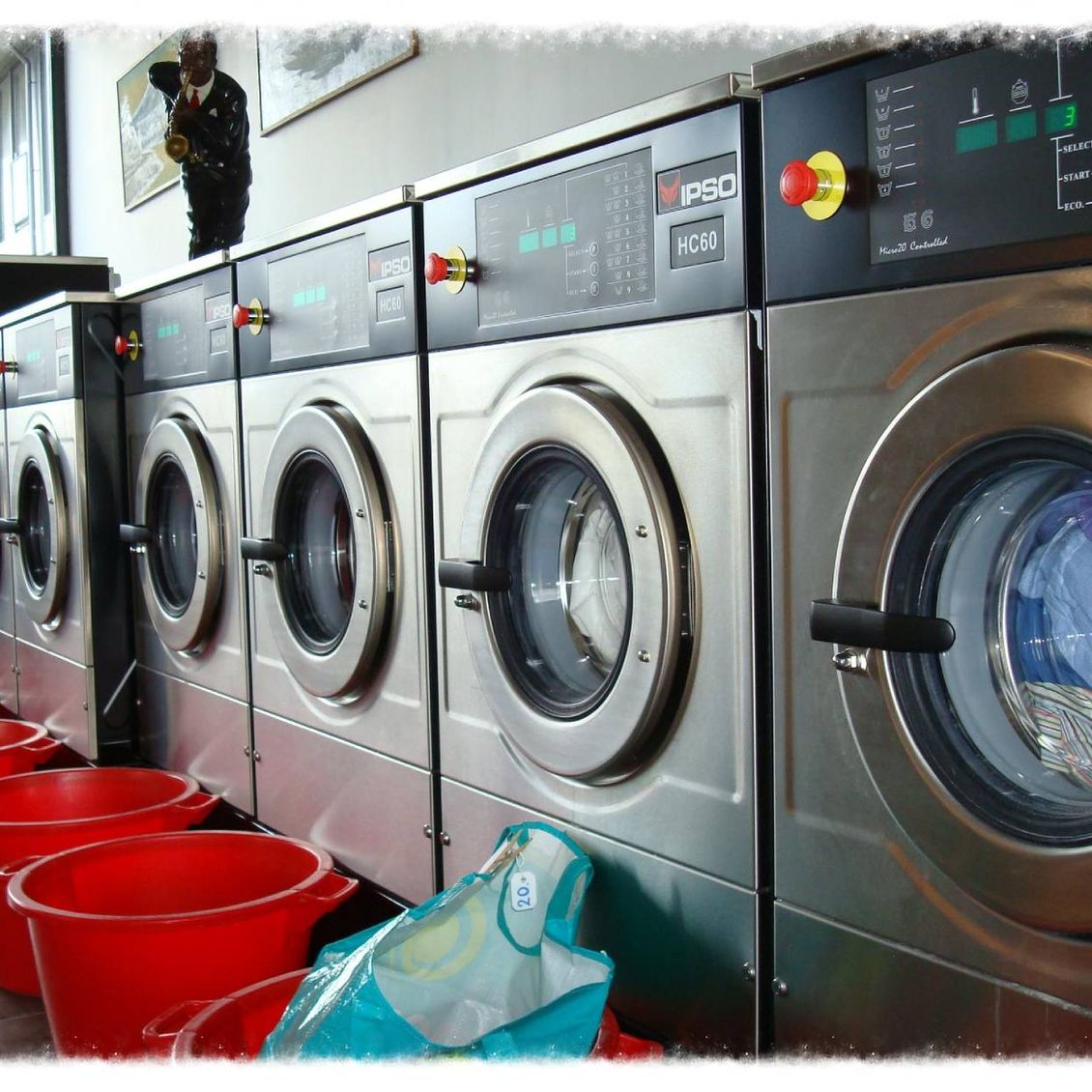 Wasmachines bij de wasserette 